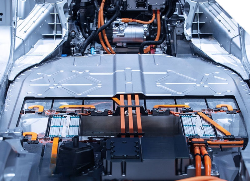 Fahrzeugunterboden mit integriertem Batteriesystem und Hochvolt-Verkabelung als Beispiel für die Integration von Energiespeicher- und Versorgungssystemen in moderne Fahrzeugplattformen.